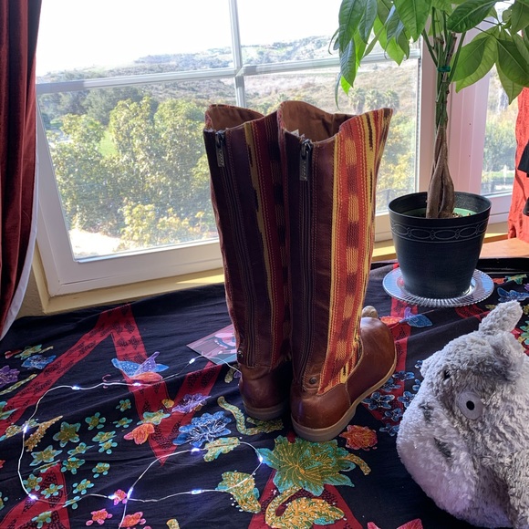 Brown Reef Pattern Boots - Picture 4 of 5